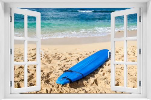 Fototapeta Naklejka Na Ścianę Okno 3D - Surfboard on the sandy beach in Hawaii