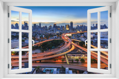 Fototapeta Naklejka Na Ścianę Okno 3D - Bangkok city at twilight and main traffic high way, office building