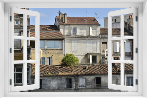 Fototapeta Naklejka Na Ścianę Okno 3D - Habitations abandonnées et en ruine dans la vieille ville basse d'Angoulême 