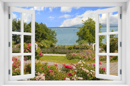 Fototapeta Naklejka Na Ścianę Okno 3D - idyllische Uferpromenade mit blühenden Rosen  Gstadt