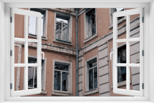 Fototapeta Naklejka Na Ścianę Okno 3D - destroyed building in a city lost in the war in Ukraine