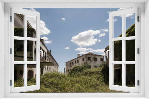 Fototapeta Naklejka Na Ścianę Okno 3D - Edifícios antigos e abandonados
