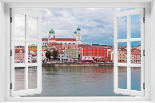 Panorama der Dreiflüssestadt Passau vor dramatischer Wolkenstimmung