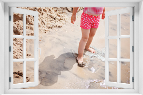 Fototapeta Naklejka Na Ścianę Okno 3D - little girl playing on the beach