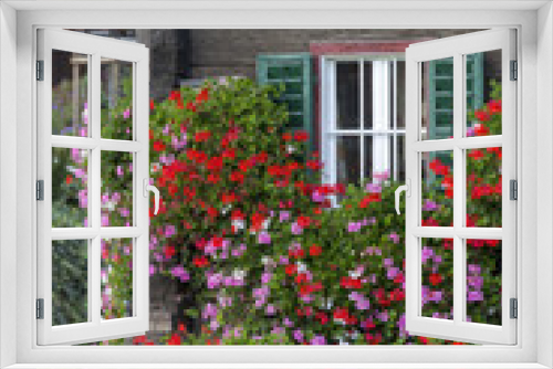 Fototapeta Naklejka Na Ścianę Okno 3D - Blumen vor dem Fenster eines alten Bauernhof in der Steiermark, Österreich