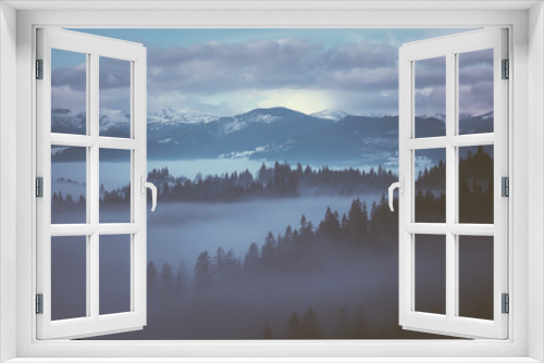 Fototapeta Naklejka Na Ścianę Okno 3D - Morning fog in the mountains