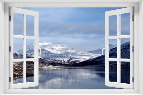 Fototapeta Naklejka Na Ścianę Okno 3D - Spiegelbild schneebedeckter Berg im See
