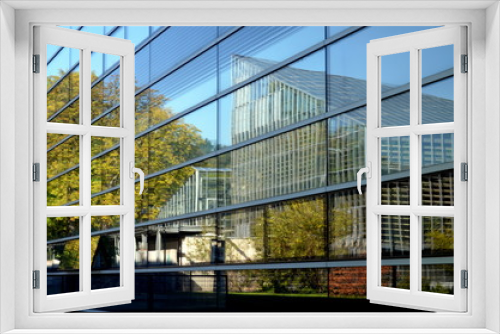 Fototapeta Naklejka Na Ścianę Okno 3D - Gewächshaus spiegelt sich in Fassade