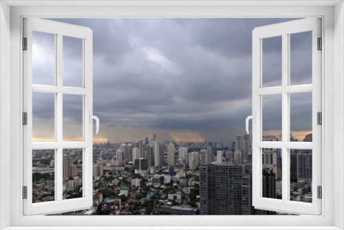 Fototapeta Naklejka Na Ścianę Okno 3D - ゲリラ豪雨中のタイ・バンコクの高層ビル群　
