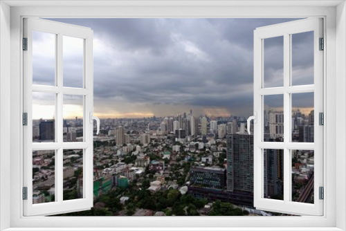 Fototapeta Naklejka Na Ścianę Okno 3D - ゲリラ豪雨中のタイ・バンコクの高層ビル群　