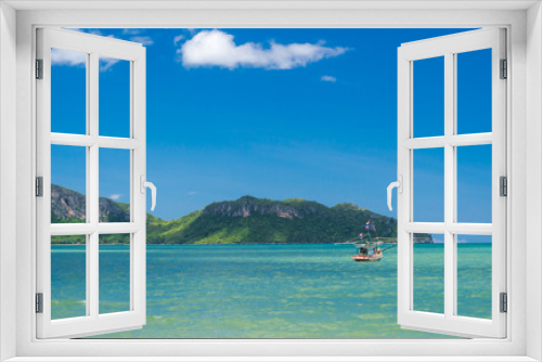 Fototapeta Naklejka Na Ścianę Okno 3D - Sea and blue sky