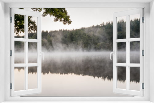 Fototapeta Naklejka Na Ścianę Okno 3D - Nebelschwaden über Wasser