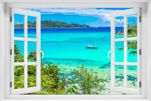 Fototapeta Naklejka Na Ścianę Okno 3D - Yacht in paradise bay of Seychelles, Praslin