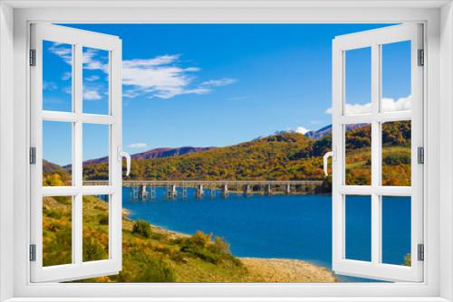 Fototapeta Naklejka Na Ścianę Okno 3D - Ponte sul lago di montagna