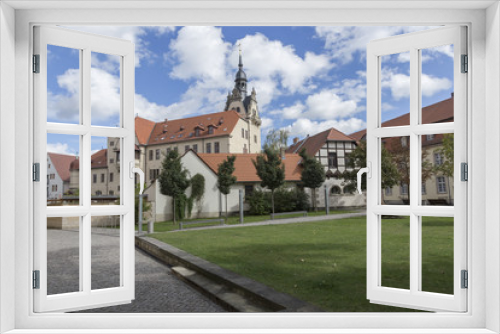 Fototapeta Naklejka Na Ścianę Okno 3D - Rasenfläche hinter dem Schloss