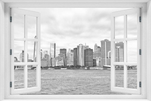 Fototapeta Naklejka Na Ścianę Okno 3D - View of New York City in a cloudy day.
