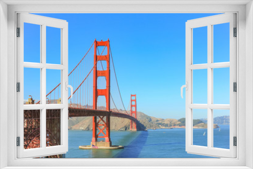 Fototapeta Naklejka Na Ścianę Okno 3D - Golden Gate bridge with the clear sky.