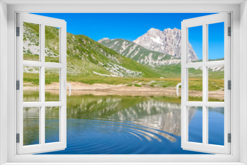 Fototapeta Naklejka Na Ścianę Okno 3D - Gran Sasso mountain lake, Campo Imperatore, Italy