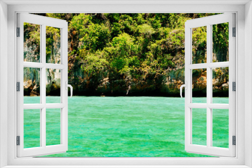 Fototapeta Naklejka Na Ścianę Okno 3D - Green sea water infront of green island
