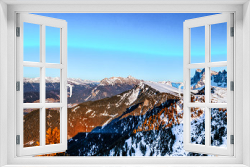 Fototapeta Naklejka Na Ścianę Okno 3D - Winter white snowy mountains and green conifers