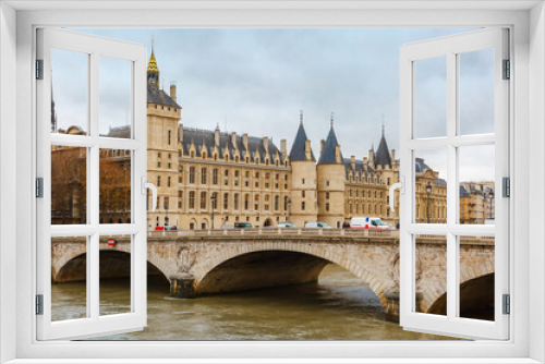 Fototapeta Naklejka Na Ścianę Okno 3D - River Seine and the Conciergerie in Paris, France