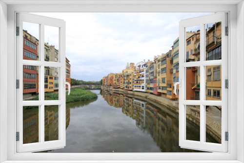 Fototapeta Naklejka Na Ścianę Okno 3D - GIRONA, SPAIN - AUGUST 30, 2012: View of the old town with colorful houses on the bank of the river Onyar