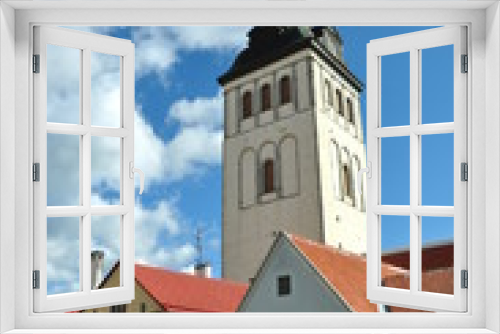 casas y torre Iglesia enTallin, Estonia