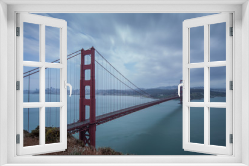 Fototapeta Naklejka Na Ścianę Okno 3D - An empty Golden Gate Bridge.