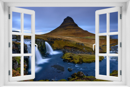 Fototapeta Naklejka Na Ścianę Okno 3D - Paisagem das cascatas de Kirkjufell no Norte da islandia. 
