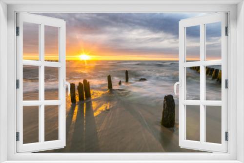 Fototapeta Naklejka Na Ścianę Okno 3D - Paliki na morskiej  plaży