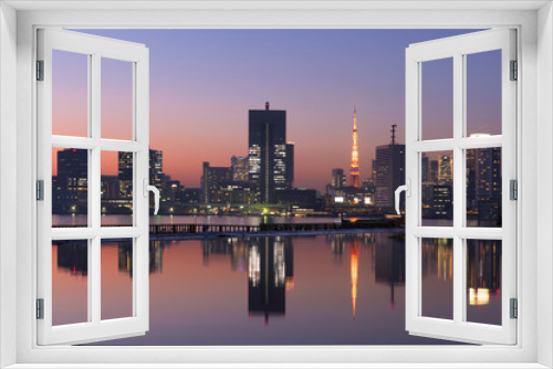 Fototapeta Naklejka Na Ścianę Okno 3D - 晴海埠頭から望む　東京タワーと摩天楼の町並み　マジックアワー　夕景
